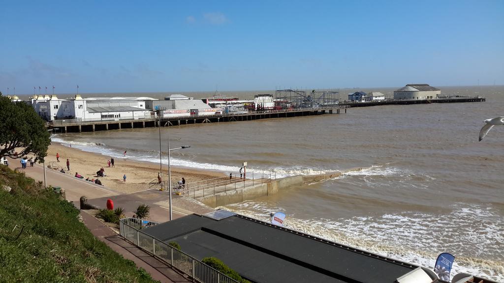 The Sandrock Clacton-on-Sea Exterior foto